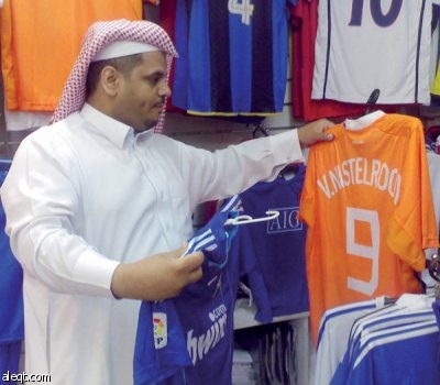 العودة للمدارس وبداية الدوري المحلي تنعشان محال بيع الملابس الرياضية