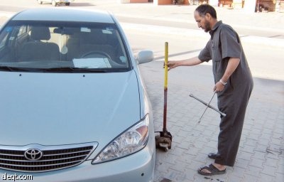 مواطن يزاول مهنة "البنشر" ويوظف اثنين من أبنائه