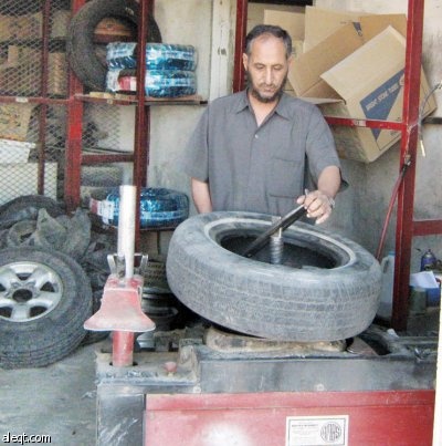مواطن يزاول مهنة "البنشر" ويوظف اثنين من أبنائه