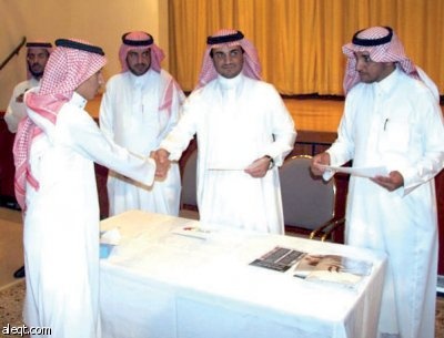 البلطان يكرم المشاركين في دورة الخط العربي