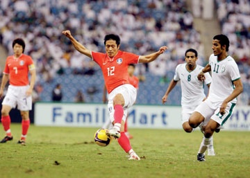 الاستعانة ببذور أمريكية لزراعة أرضية "درة الملاعب"