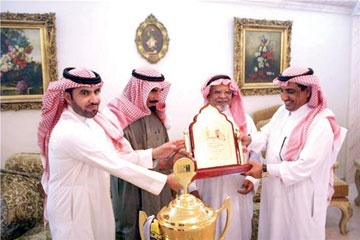 الخضير يدعم خزانة التعاون بسخاء