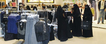 نساء الرياض يفضلن الأسواق المغلقة لقلة الأماكن الترفيهية!