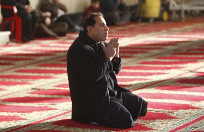 رجل يدعو الله بعد أن أدى صلاة عيد الأضحى في مسجد الفردوس في بغداد (الألمانية)