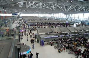 تراجع النمو الاقتصادي لتايلاند 0.4% لإغلاق مطارين