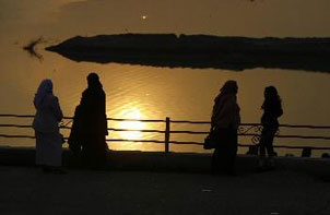 عراقيون يتنزهون في حديقة أبو نواس خلال إجازة عيد الأضحى المبارك في بغداد ( رويترز)