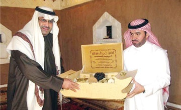 السراح يكرم نواف بن محمد لدعمه التعاون