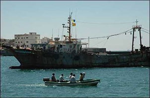 قراصنة صوماليون يفرجون عن مركب صيد يمني وطاقمه