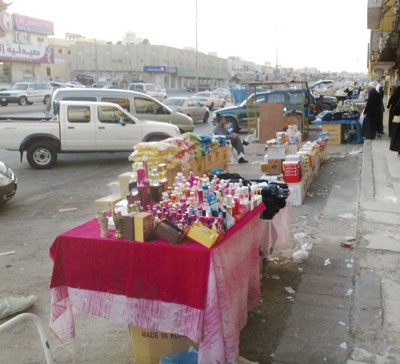 بائعو الأرصفة أكثر ربحاً.. قاعدتهم "العمل الشريف لا يُخجل"
