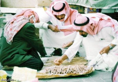 بائعو المساويك.. "الجمعة" يساوي أيام الأسبوع!