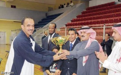 القناص يسلم الهلال كأس بطولة "الكاراتيه"