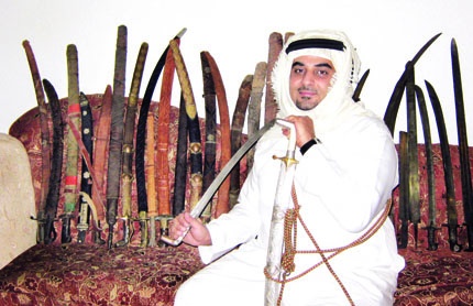 شاب يحول شقته إلى متحف للسيوف والخناجر الاثرية