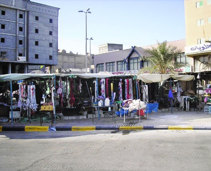 "سوق النساء" في الهفوف.. أنهكها التنقل!