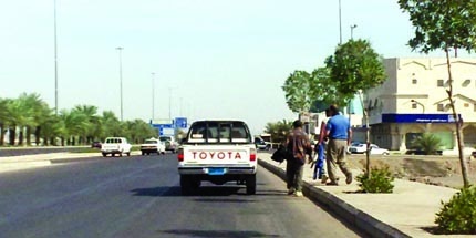 شباب المدينة العاطلون ينافسون سائقي الأجرة .. والنظاميون يشتكون