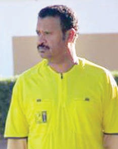 أب وابنه يحكمان مباراة كرة قدم  ويتنافسان في رصد الأخطاء