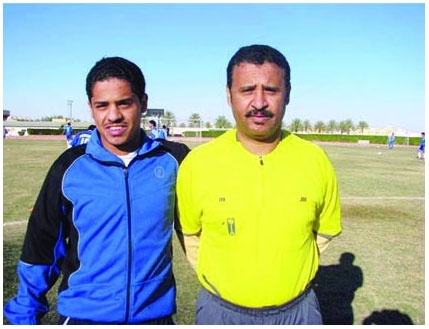 أب وابنه يحكمان مباراة كرة قدم  ويتنافسان في رصد الأخطاء