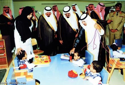 الملك عبدالله يقبل جائزة جمعية الأطفال المعاقين للأعمال الإنسانية
