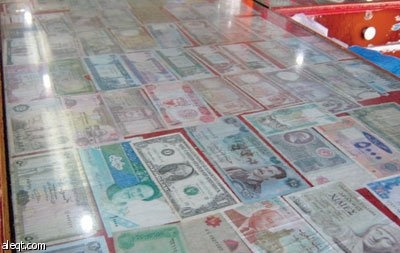 مدخل مطعم يحول إلى متحف للعملات النقدية!