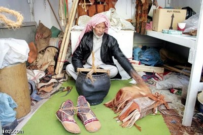 سعودي يدير ظهره لـ "الحضارة" بدكان عتيق وصناعة مندثرة