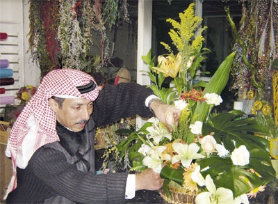 سعودي يؤسس مدرسة لتعليم تنسيق "الزهور"!