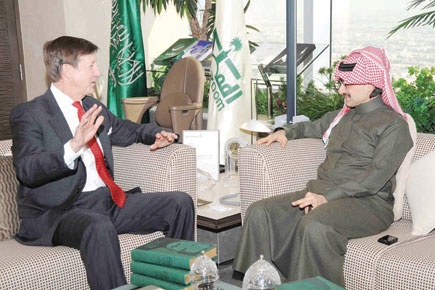 الأمير الوليد بن طلال يستقبل السفير الأمريكي لدى المملكة