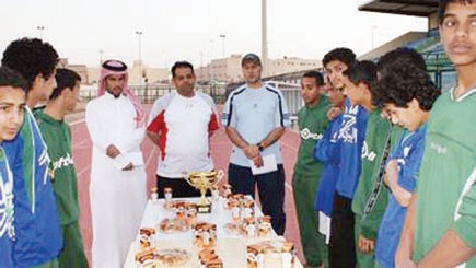 الشعلة يتصدر.. ولاعب معتزل يكافئ اللاعبين بـ 1600 ريال