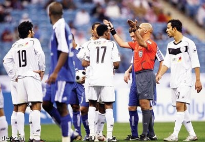 النصر والشباب يقصيان الحكام السعوديين من "نهائي فيصل"