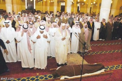 الأمير متعب يؤدي صلاة الميت على الأمير تركي بن فيصل بن تركي "الأول"