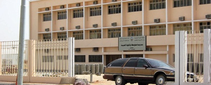 حارس يحول سيارته الخاصة بوابة مدرسة