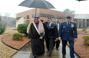 الأمير سلمان بن عبدالعزيز  يشرف حفل تخرج نجله الملازم طيار خالد بن سلمان بن عبدالعزيز