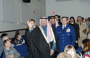 الأمير سلمان بن عبدالعزيز  يشرف حفل تخرج نجله الملازم طيار خالد بن سلمان بن عبدالعزيز
