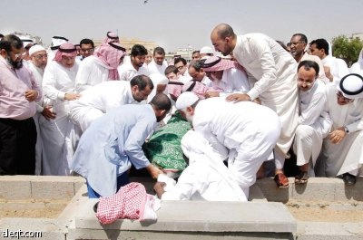 أعيان جدة ورجال الأعمال يوارون وهيب بن زقر في الثرى