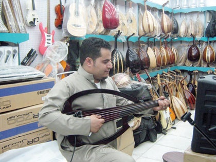 سوق الحلة.. الإقبال على العود المصري .. والعراقي الأغلى ثمناً