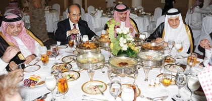 الأمير سلطان بن سلمان يحتفي بمدير "اليونسكو" والوفد المرافق