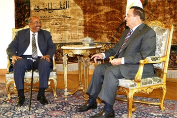 الرئيس السوداني يصل إلى القاهرة رغم مذكرة التوقيف الدولية