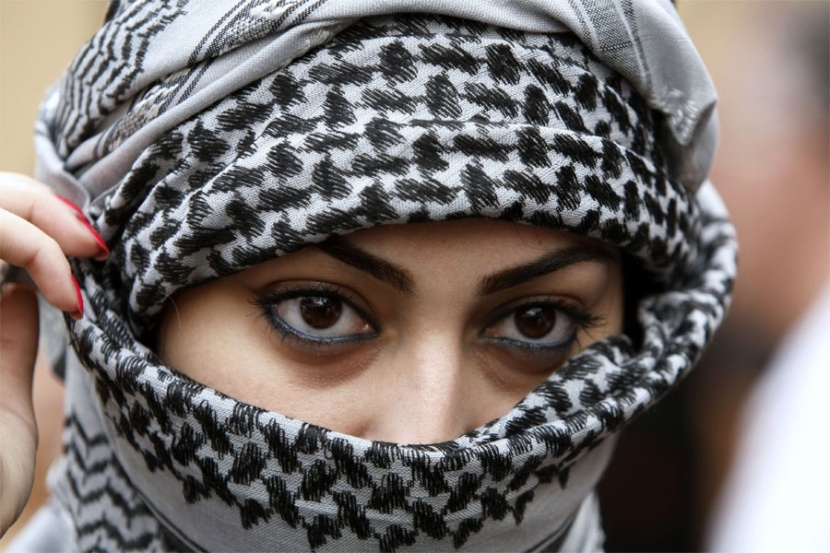 سعودية تحضر يوم التضامن مع أطفال غزة في السفارة الفلسطينية في الرياض.