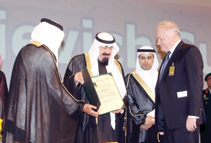 خادم الحرمين يتوج الفائزين بجائزة الملك فيصل العالمية لعام 2009