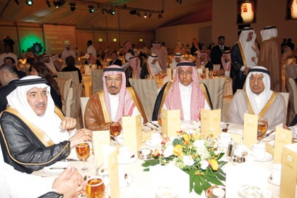 خادم الحرمين يتوج الفائزين بجائزة الملك فيصل العالمية لعام 2009