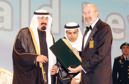 خادم الحرمين يتوج الفائزين بجائزة الملك فيصل العالمية لعام 2009