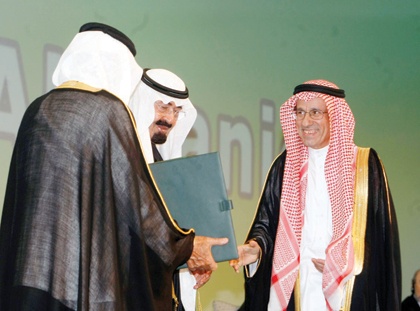 خادم الحرمين يتوج الفائزين بجائزة الملك فيصل العالمية لعام 2009