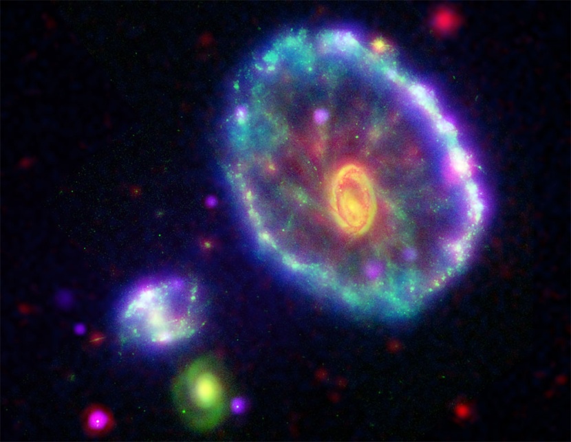 صورة من وكالة الفضاء الأمريكية "ناسا" التقطت لمجرة "Cartwheel".