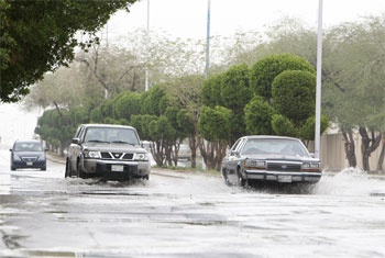 استمرار هطول الأمطار .. والدفاع المدني يحذر من أماكن تجمع المياه