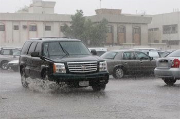 استمرار هطول الأمطار .. والدفاع المدني يحذر من أماكن تجمع المياه