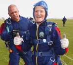 "شاب" بريطاني في الـ 97 من عمره يقفز بمظلته من الطائرة