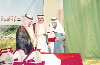 أسرة الخراشي تكرّم طلابها وطالباتها المتفوقين