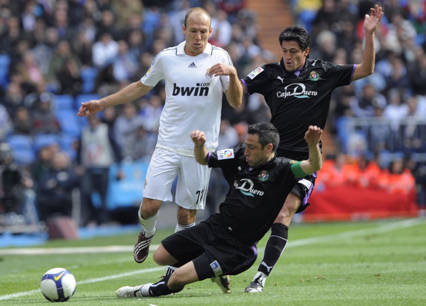 لاعب بلد الوليد  بيدرو ليون يحاول استخلاص الكرة من لاعب ريال مدريد اريين روبن  في المباراة التي جمعتهما في الدوري الاسباني