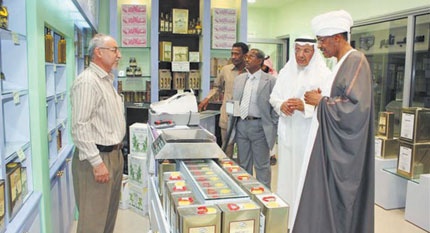 السفير السوداني يزور مركز المنتجات الوطنية
