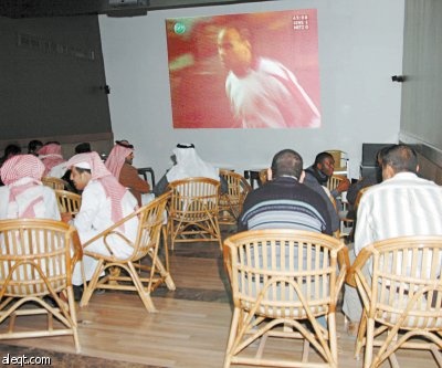 محال "كوفي شوب" تعود لفرض رسوم لمتابعة المباريات المشفرة