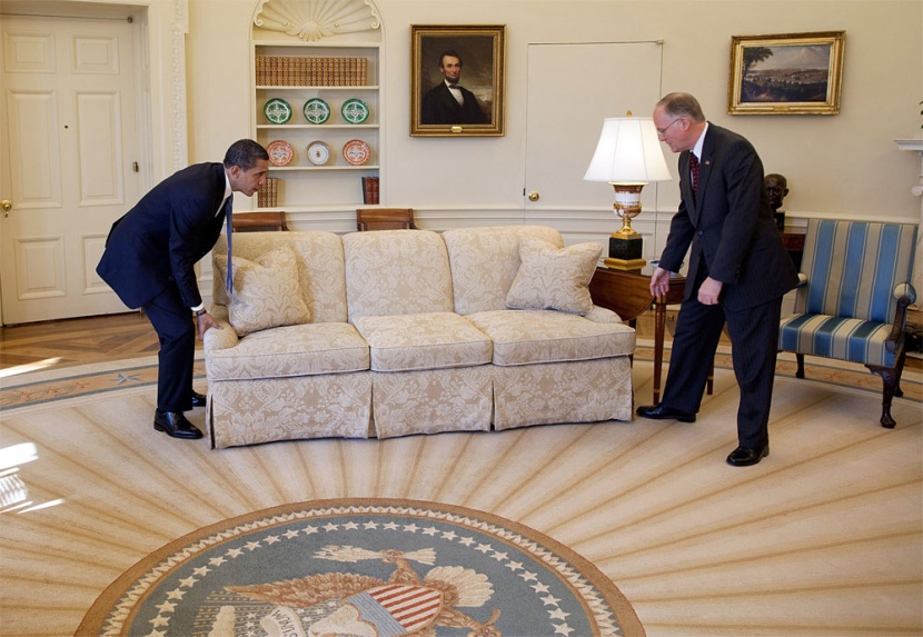 باراك أوباما الرئيس الأمريكي يحرك الكنبة في مكتبه في البيت الأبيض بمساعدة جيم دوغلس حاكم ولاية فيرمونت