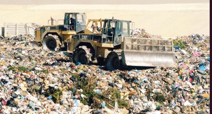 200 عربة يومياً تنقل 16 ألف طن من نفايات الرياض إلى المدفن